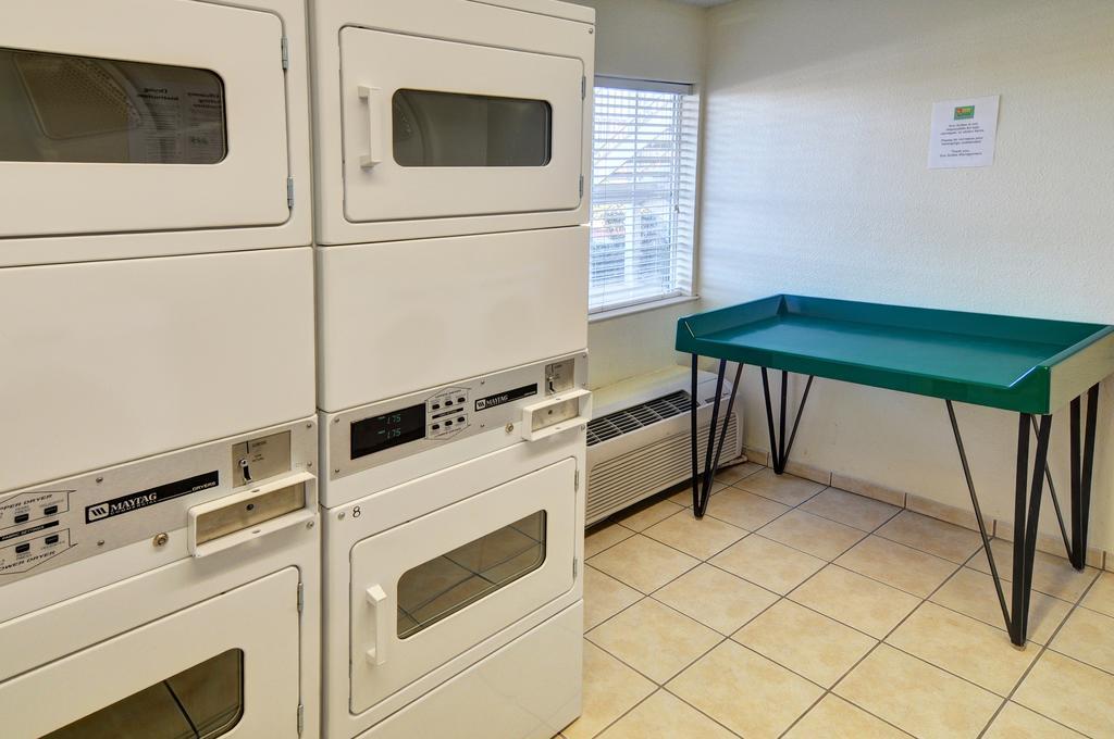 Intown Suites Extended Stay Houston Tx - Hobby Airport Bagian luar foto